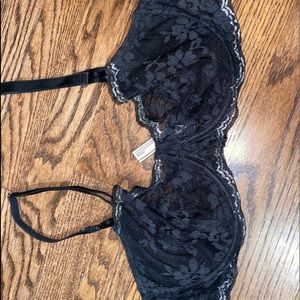⭐️VS black lace bra w/ metallic trim⭐️